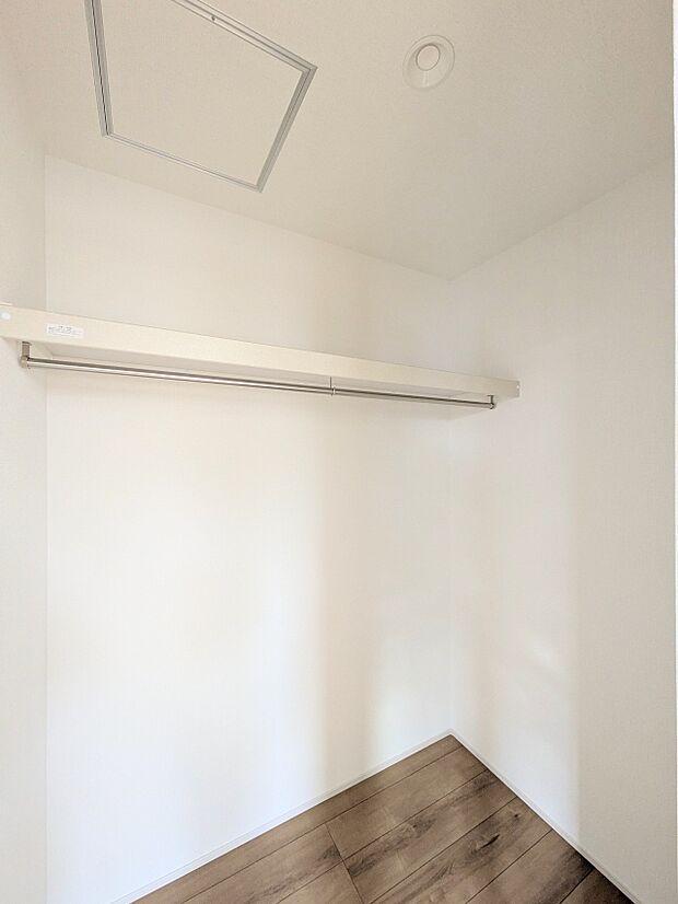 【WIC（ウォークインクローゼット）】  たくさんの洋服をかけてもシワになりにくいウォークインクローゼット。洋服以外にも、普段使わない家電やスーツケース、ストック品など何でも片付く嬉しい空間…
