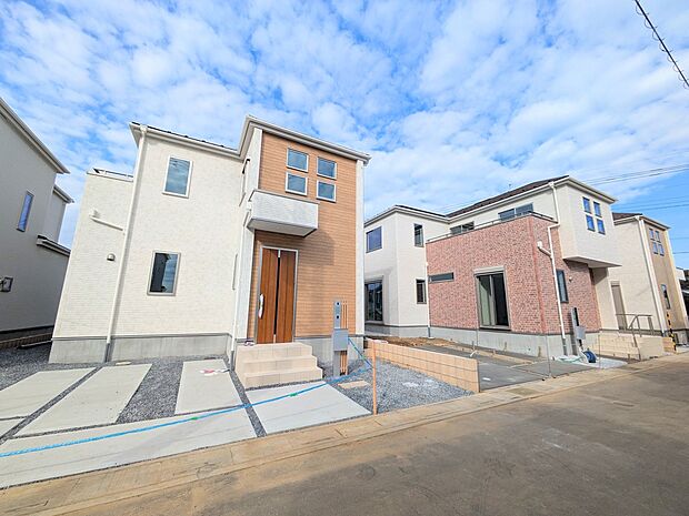 【Frontal road-前面道路-】  静かな通りに面した本物件は、落ち着いて暮らすことができます。  閑静な住宅街で比較的車の通りも少ないのでお子様も安心です。