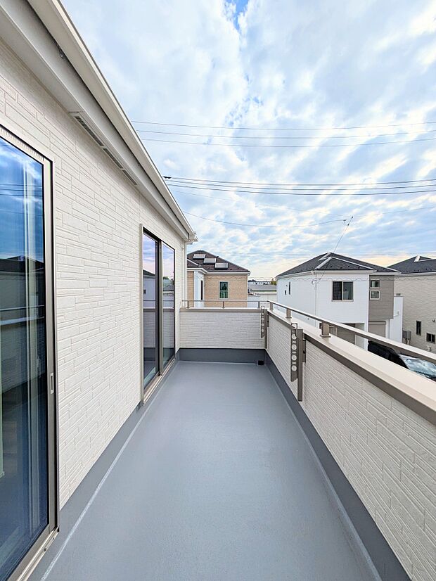 【バルコニー】朝の澄んだ空気や、夕方に吹く清々しい風を五感で感じられるバルコニー。屋外にあって、住まいの中でも本当の自然を感じられるスペースです。