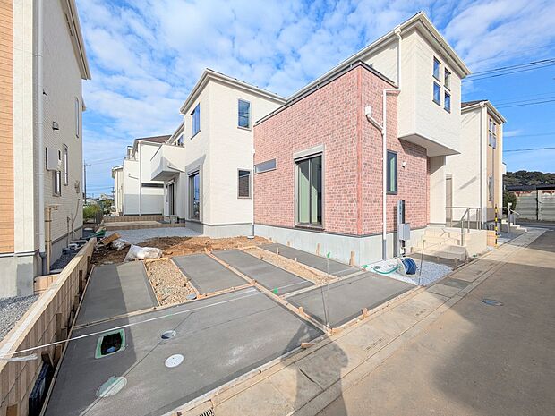 カースペース2台可／駐輪スペース。広々カースペースです。自転車、バイクなども置き場に困りません。