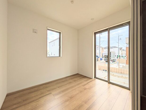 柔らかな陽光とフローリングの色味が調和した快適な空間。