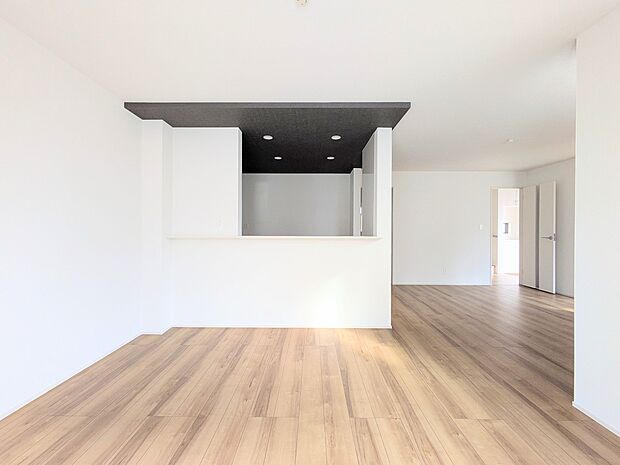 【ダイニングキッチン】ナチュラルな自然光の中での調理。お洒落な食器類を余裕で収納できるスペース。動きやすい女性目線のキッチン動線。これからはお料理をつくる時間が劇的に変わります。