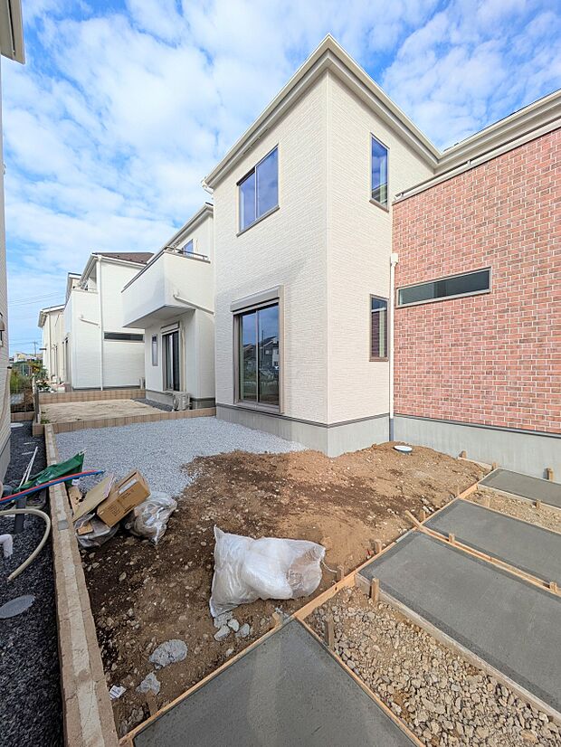 【Garden-庭】一戸建ての醍醐味は、何といっても庭があること。花や野菜を育てたり、子供と遊んだり、お客様を迎えたり…。大切なペットと過ごす心地良いスペースにもなりますね。