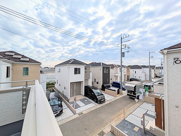 その街並みは、さまざまな家の姿が、歩く人々を楽しませている。そう街並みは街の美しい風景なのだ。その風景が目をやさしく和ませてくれている。