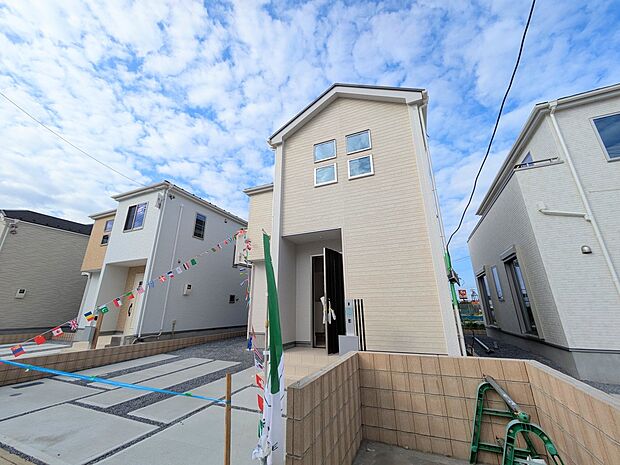 【玄関アプローチ】  玄関はおうちの顔と言われます。玄関アプローチは、外観デザインの印象を左右します。ご家族の個性を出しながら、素敵な玄関でお客様をお迎えしてください。