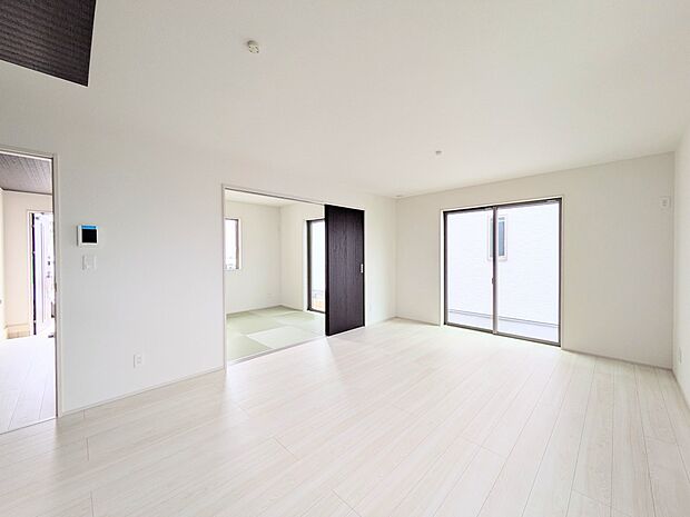 【リビング】光が溢れ、風も溢れ、居心地のよい住空間、自然体で過ごせる住空間にリビングを。それは住むというシンプルなカタチをどこまでも追求してきた結果です。新築の厳かな居住性を身体全体で感じて…