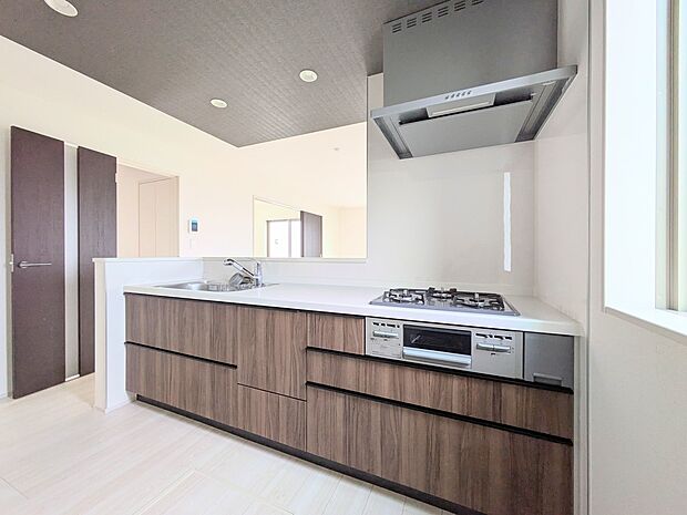 【キッチン】ナチュラルな自然光の中での調理。会話が弾む対面型キッチン。お洒落な食器類を余裕で収納できるスペース。動きやすい女性目線のキッチン動線。これからはお料理をつくる時間が劇的に変わりま…