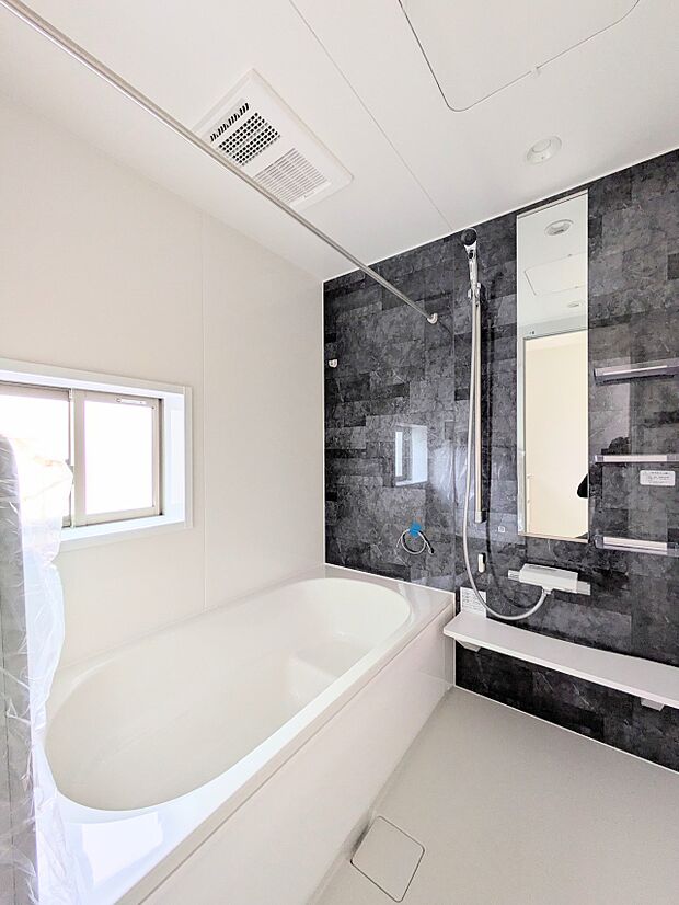 【Bathroom】一日の疲れを癒してくれるお風呂空間。使いやすさと上質な質感を両立して、単なる習慣から特別な時間に変わるはず。