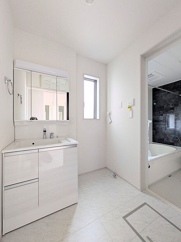 【洗面所】大きく見やすい三面鏡で清潔感ある洗面台は、身だしなみチェックや肌のお手入れに最適です。何かと物が増える場所だからこそ、スッキリと見映えの良い空間に拵えました。