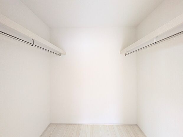 【WIC（ウォークインクローゼット）】たくさんの洋服をかけてもシワになりにくいウォークインクローゼット。洋服以外にも、普段使わない家電やスーツケース、ストック品など何でも片付く嬉しい空間です…