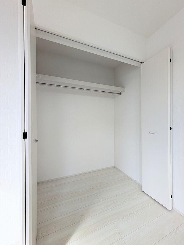 【CL(クローゼット）】  壁面クローゼットのメリットは、衣類が横一列に並ぶためひと目で洋服が選びやすいこと。衣類をたくさんお持ちの方も、限られたスペース内に無理なく収納することができます。…