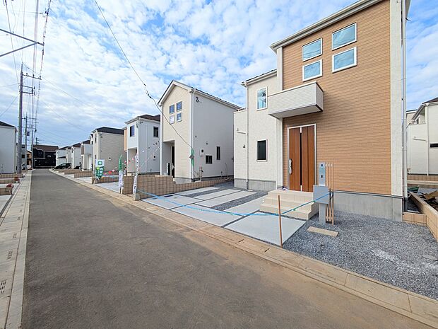 家の前をまっすぐの通りが走っている。クルマは少なく、人々は毎朝、ウォーキング、ジョギング、犬の散歩など、フリーな朝時間を過ごしている。