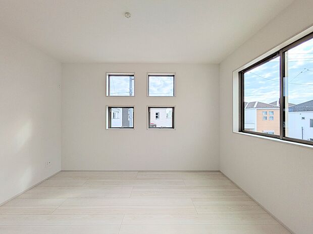 柔らかな陽光とフローリングの色味が調和した快適な空間。