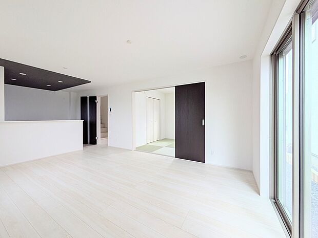 【リビングダイニング】リビングにいるお子様と会話をしながら家事ができるカウンターキッチン。いま手があいているか、忙しそうなのか相手の様子を伺いながらコミュニケーションをとる訓練にもなります。…