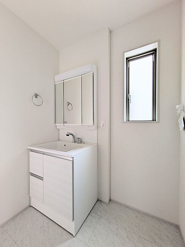 脱衣所、洗面所は小さなプライベートスペース。歯磨き、洗顔と毎日施す個人空間。換気も設置して、熱気などを開放して、爽やかなスペースになるように設計されています。