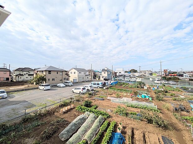 【眺望】朝の澄んだ空気や、夕方に吹く清々しい風を五感で感じられるバルコニー。