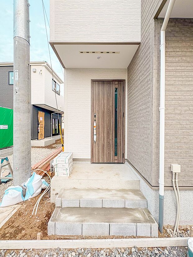 【玄関】玄関はおうちの顔と言われます。玄関アプローチは、外観デザインの印象を左右します。