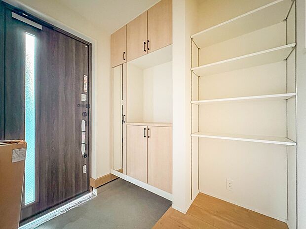 【玄関】玄関はおうちの顔と言われます。玄関アプローチは、外観デザインの印象を左右します。ご家族の個性を出しながら、素敵な玄関でお客様をお迎えしてください。