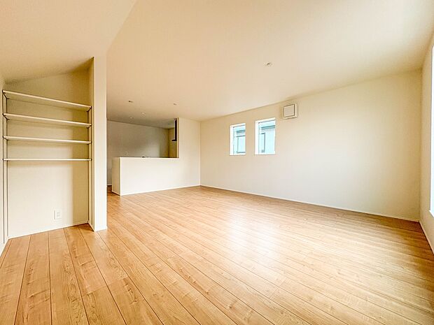 　【LDK16帖】光が溢れ、風も溢れ、居心地のよい住空間、自然体で過ごせる住空間にリビングを。それは住むというシンプルなカタチをどこまでも追求してきた結果です。新築の厳かな居住性を身体全体で…