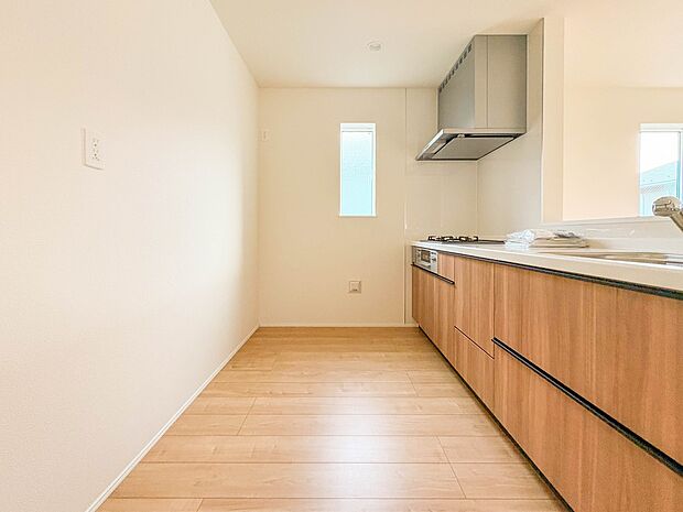 【キッチン】ナチュラルな自然光の中での調理。会話が弾む対面型キッチン。お洒落な食器類を余裕で収納できるスペース。動きやすい女性目線のキッチン動線。これからはお料理をつくる時間が劇的に変わりま…