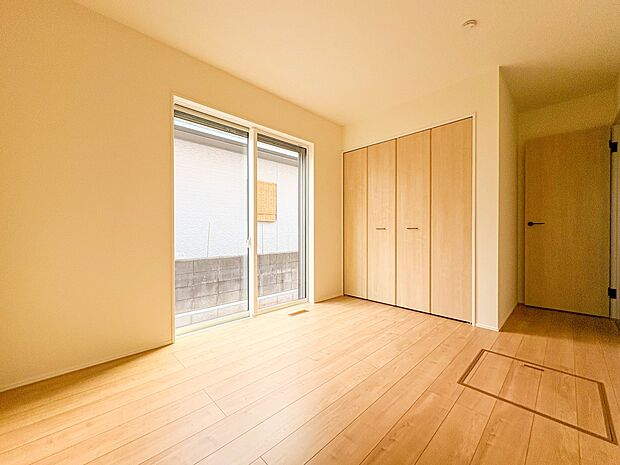 【寝室6帖】シンプルな内装はおしゃれのポイントです。シンプルは華美より飽きがこないからです。色や模様でおしゃれ感をだす。それがシンプルイズビューティーです。