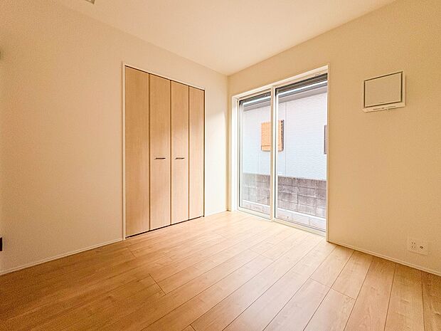 【子供部屋4.5帖】お子様のお部屋にぴったりなクロークを備えたフローリング仕様の洋室です。