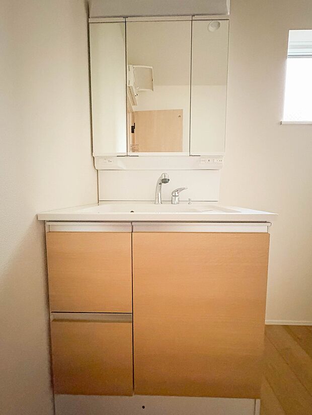 【洗面台】 十分な大きさの洗面台は、身だしなみチェックや歯磨きなど、朝の慌ただしい時間でもホテルライクなスペースで余裕とゆとりを感じて頂けます。