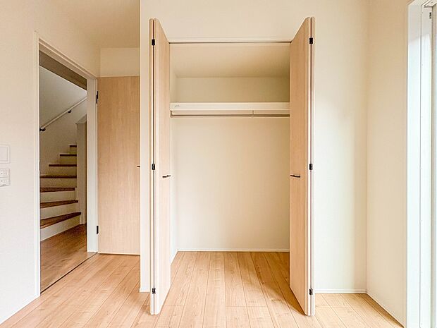 【収納】各所に配置された収納スペースは、洋服や小物はもちろんのこと、掃除機や日用予備品・お子様のおもちゃなど様々な物を収納して頂ける便利なスペースです。