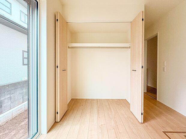 【収納】壁面クローゼットのメリットは、衣類が横一列に並ぶためひと目で洋服が選びやすいこと。衣類をたくさんお持ちの方も、限られたスペース内に無理なく収納することができます。