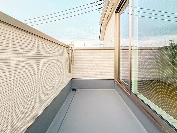 【バルコニー】  バルコニーから差し込む陽光・通風は、住環境・快適性と共に有り続ける貴重な「財産」です。