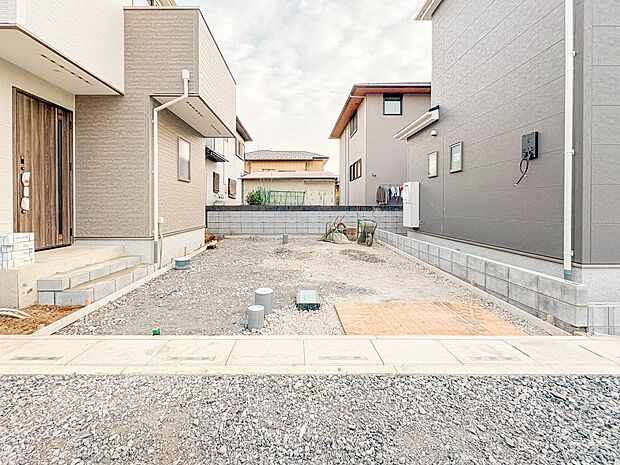 【駐車場】カースペース2台可。車が1台なら、来客用の駐車場や、駐輪スペースとしてご活用ください。