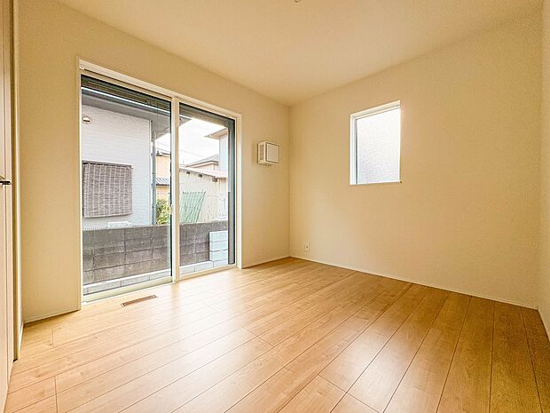 【1階洋室5.2帖】LDKに面した洋室はワークスペース、勉強スペースなど用途は様々