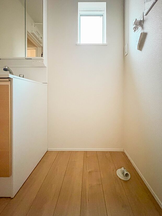【ランドリースペース】毎日使う洗濯機。しっかりと奥行きのある置き場が確保されています。