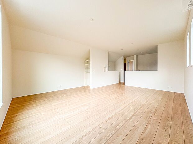 【LDK16帖】シンプルなデザインの家は風情がある。住む人のこだわりを感じる。外観も内装もいたってシンプル。居心地がよく、家事や趣味、子育てなどにも集中できる。家も人間も熟成するほどシンプル…