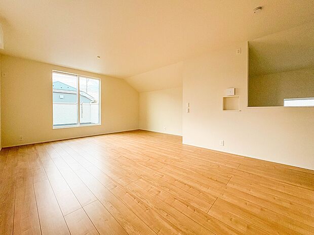 【LDK16帖】会話でホッとコミュニケーションできるリビング。料理でホッとハピネスになるキッチンなど。人をホッとさせる最新設備・仕様を採用しています。