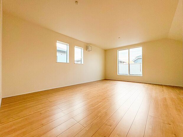 【LDK16帖】忙しい朝でも家族揃って食事をして頂ける、ゆとりある大きさのダイニングスペース。奥様の手料理をカウンター越しに受けとって頂き、テーブルで囲む素敵な時間を存分にお愉しみ下さい。