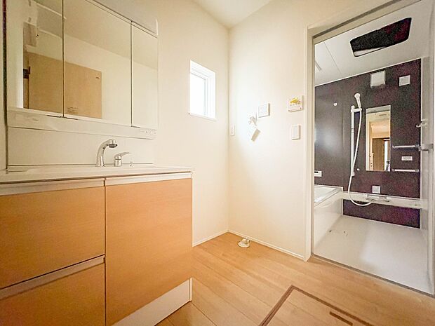 【脱衣所】洗面所は小さなプライベートスペース。歯磨き、洗顔と毎日施す個人空間。