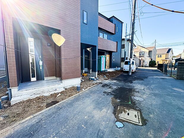 【玄関】玄関はおうちの顔と言われます。玄関アプローチは、外観デザインの印象を左右します。ご家族の個性を出しながら、素敵な玄関でお客様をお迎えしてください。