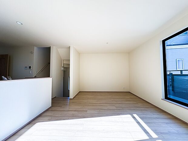 【リビング】光が溢れ、風も溢れ、居心地のよい住空間、自然体で過ごせる住空間にリビングを。それは住むというシンプルなカタチをどこまでも追求してきた結果です。新築の厳かな居住性を身体全体で感じて…