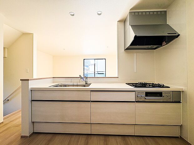 【キッチン】重視したのが奥さま目線でした。その発想で調理に便利な三口コンロや野菜や食器を洗うワイドな洗い場をシステムキッチンに採用。奥さまが喜ぶキッチンを目指しました。