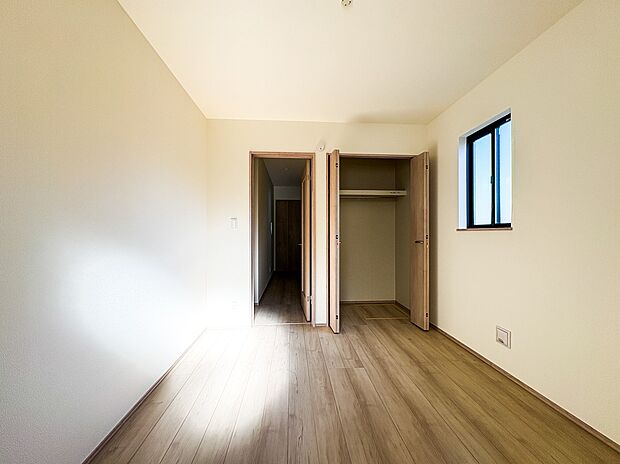 【子供部屋】お子様のお部屋にぴったりなクロークを備えたフローリング仕様の洋室です。