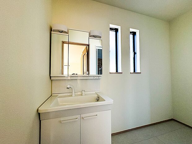 【洗面台】洗面所は小さなプライベートスペース。歯磨き、洗顔と毎日施す個人空間。小窓も設置して、熱気などを開放して、爽やかなスペースになるように設計されています。