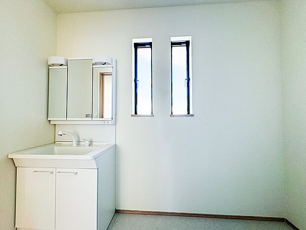 【洗面台】十分な大きさの洗面台は、身だしなみチェックや歯磨きなど、朝の慌ただしい時間でもホテルライクなスペースで余裕とゆとりを感じて頂けます。