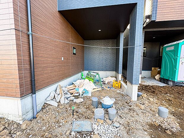 カースペース2台可/駐輪スペース。広々カースペースです。自転車、バイクなども置き場に困りません。