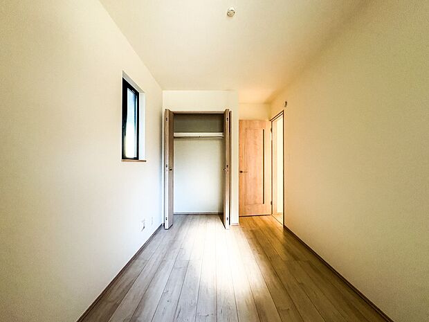 【Room-洋室】シンプルにデザインされた室内。家具やレイアウトでお好みの空間に。