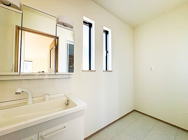 【ランドリースペース】毎日出る洗濯物を設置するクリーンなスペースです。