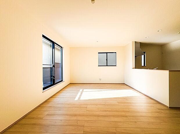 【リビングダイニング】リビングにいるお子様と会話をしながら家事ができるカウンターキッチン。いま手があいているか、忙しそうなのか相手の様子を伺いながらコミュニケーションをとる訓練にもなります。…