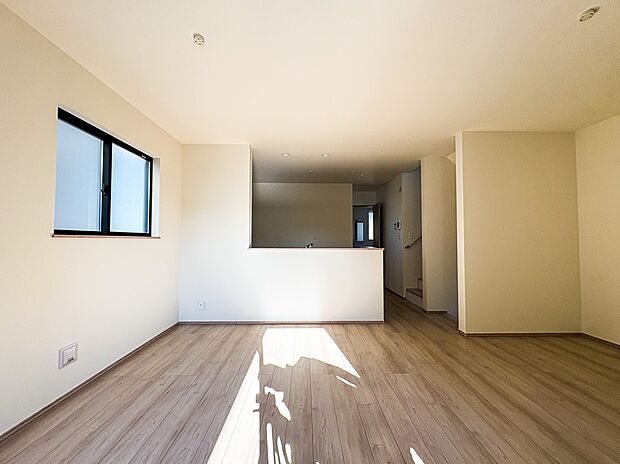 【リビングダイニング】リビングにいるお子様と会話をしながら家事ができるカウンターキッチン。いま手があいているか、忙しそうなのか相手の様子を伺いながらコミュニケーションをとる訓練にもなります。…