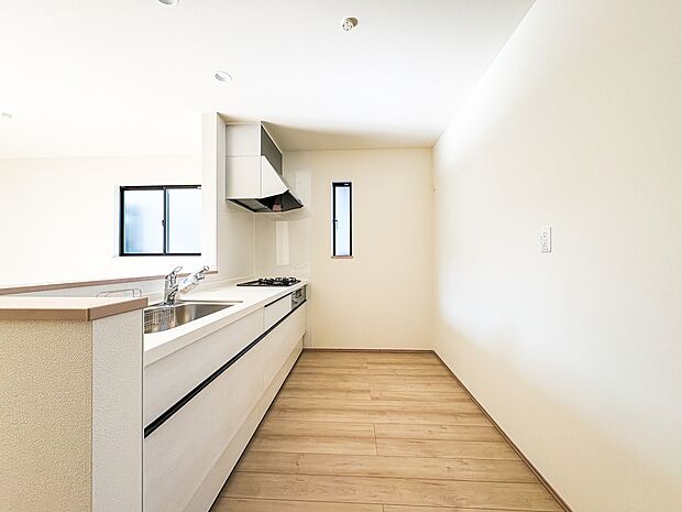 【ダイニングキッチン】ナチュラルな自然光の中での調理。お洒落な食器類を余裕で収納できるスペース。動きやすい女性目線のキッチン動線。これからはお料理をつくる時間が劇的に変わります。