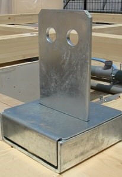 一般的な柱固定金物で非常に高い性能を持つとされる、「ホールダウン金物(HD20)」の約2倍の強度を持つTロック?。